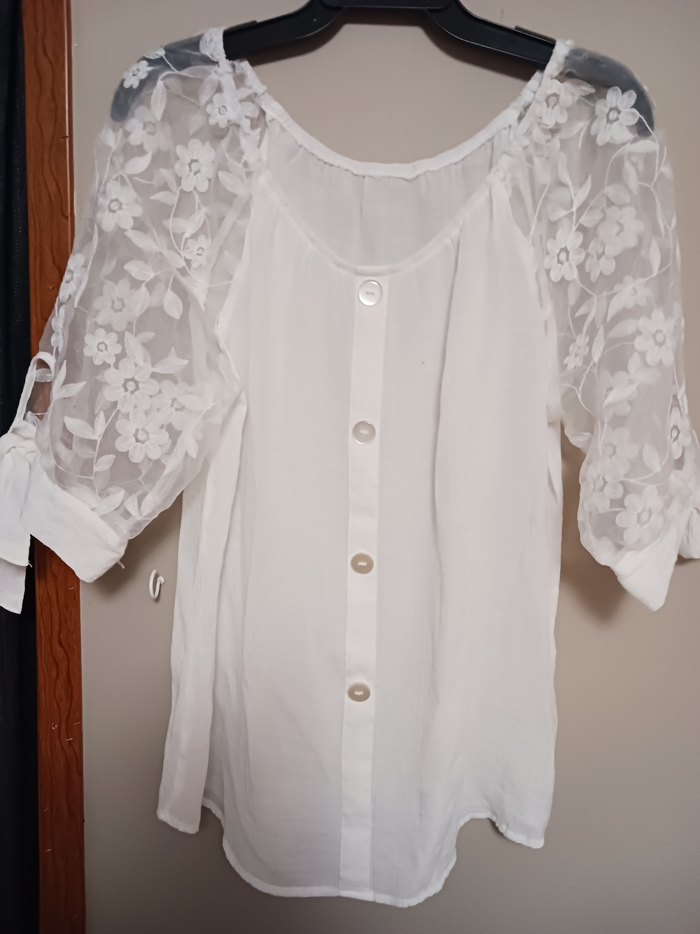 Source Unknown White Floral Embroidered Sleeve Button-Front Blouse